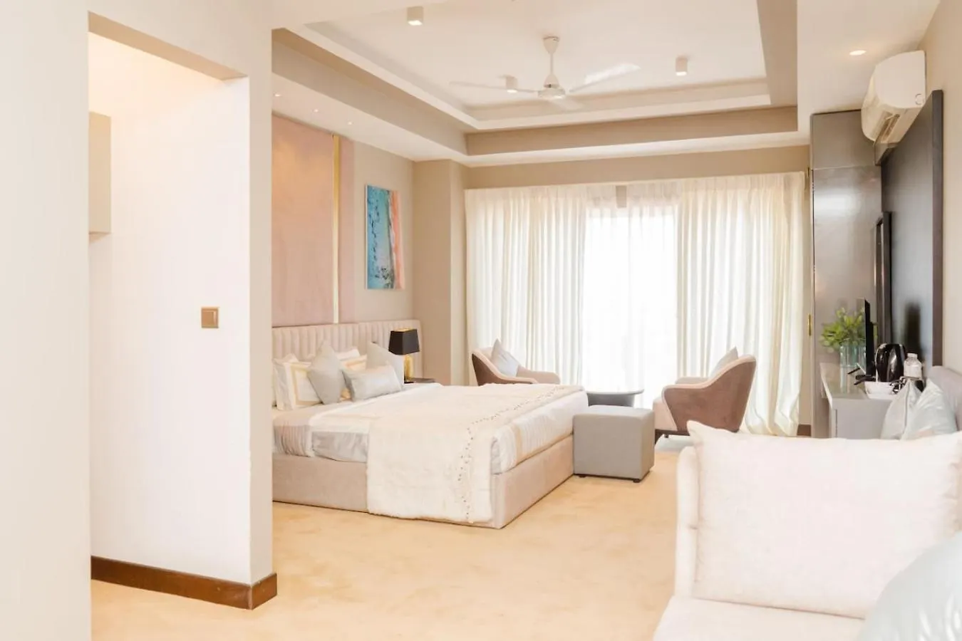 Beachside Studio With King Bed, Rooftop Pool Gym Negombo